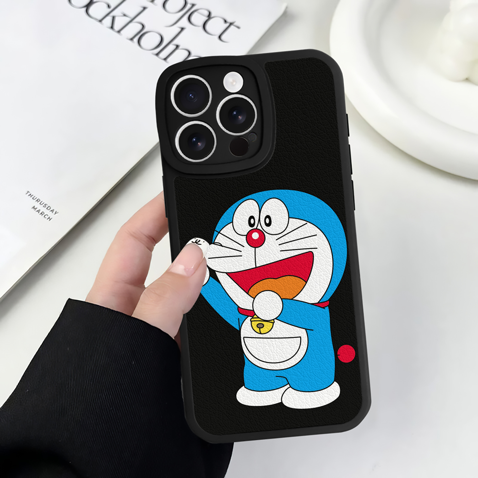 （画像用） ドラえもん Doraemon 【iPhone 16シリーズ対応】シリコンスマホケース（レザー調） 材質：シリコン